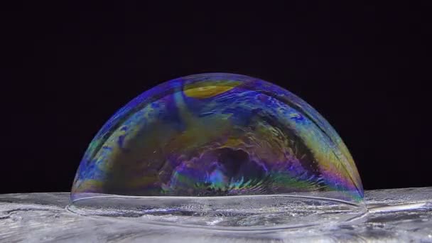 在冰上闪烁着泡沫肥皂的颜色 — 图库视频影像