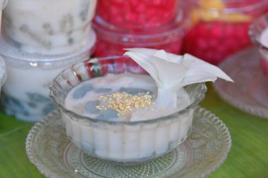 Hindistan cevizi sütlü karamelli cipsler, Krong Krang topları, Tayland geleneksel tatlıları..