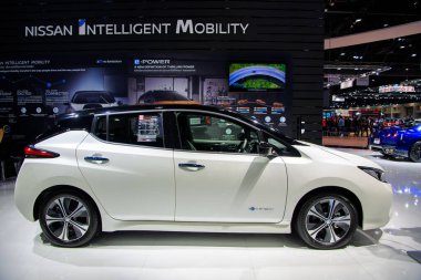 Nissan LeAF EV otomobili, Tayland, Nonthaburi 'de 14 Temmuz 2020 tarihli 41. BANGKOK ULUSLARARASI MOTOR Show 2020' de sergilenmektedir..
