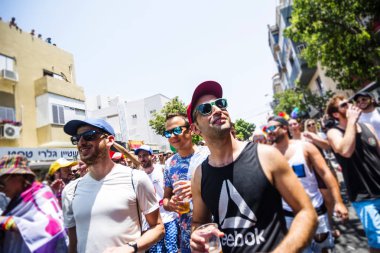 Tel Aviv, İsrail - 08 Haziran 2018: Katılımcılar, Eşcinsel gurur Tel Aviv, İsrail sokaklarında yürüyüş geçit töreni