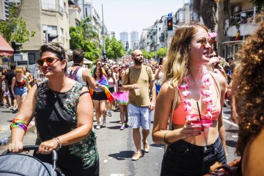 Tel Aviv, İsrail - 08 Haziran 2018: Katılımcılar, Eşcinsel gurur Tel Aviv, İsrail sokaklarında eğleniyor geçit töreni. Büyük kalabalık görünümünü