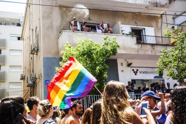 Tel Aviv, İsrail - 08 Haziran 2018: Tel Aviv, İsrail - sokaklarında Gay Pride Parade katılımcılar balkon geçit töreni izlerken ve sıçramasına insanlar kalabalığın üzerine su