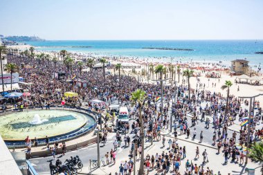 Tel Aviv, İsrail - 08 Haziran 2018: Katılımcılar, Eşcinsel gurur Tel Aviv, İsrail sokaklarında eğleniyor geçit töreni. Panoramik plaj yukarıdan