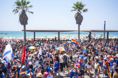 Tel Aviv, İsrail - 08 Haziran 2018: Katılımcılar, Eşcinsel gurur Tel Aviv, İsrail sokaklarında eğleniyor geçit töreni. Panoramik plaj yukarıdan