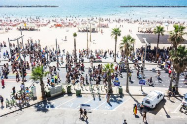 Tel Aviv, İsrail - 08 Haziran 2018: Katılımcılar, Eşcinsel gurur Tel Aviv, İsrail sokaklarında eğleniyor geçit töreni. Panoramik plaj yukarıdan.