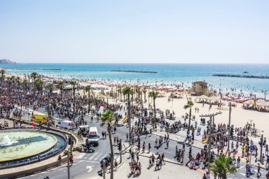 Tel Aviv, İsrail - 08 Haziran 2018: Katılımcılar, Eşcinsel gurur Tel Aviv, İsrail sokaklarında eğleniyor geçit töreni. Panoramik plaj yukarıdan.