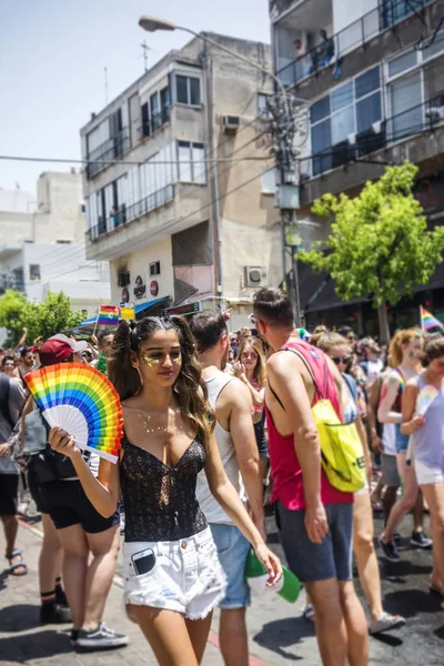 Tel Aviv, İsrail - 08 Haziran 2018: Katılımcılar, Eşcinsel gurur geçit Tel Aviv, İsrail - güzel ve genç birbayan sokaklarında