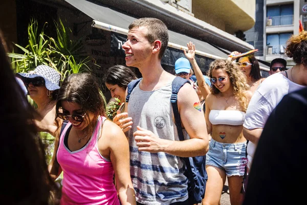 Tel Aviv, İsrail - 08 Haziran 2018: Katılımcılar, Eşcinsel gurur Tel Aviv, Israe sokaklarında eğleniyor geçit töreni