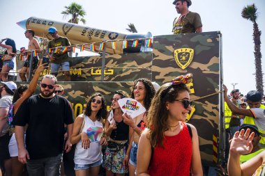 Tel Aviv, İsrail - 08 Haziran 2018: Katılımcılar, Eşcinsel gurur Tel Aviv, Israe sokaklarında eğleniyor geçit töreni