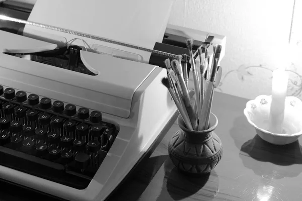 Oude Schrijfmachine Verf Penselen — Stockfoto