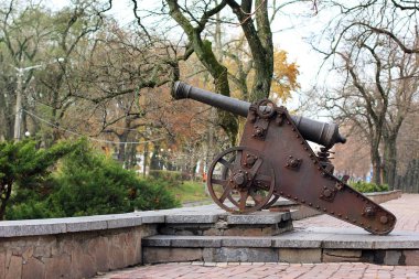 Tepe üzerinde siyah eski top. Askeri savaş topu