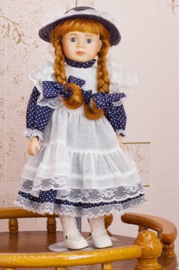 Güzel bebek. Bir önlük ile mavi elbiseli bebek