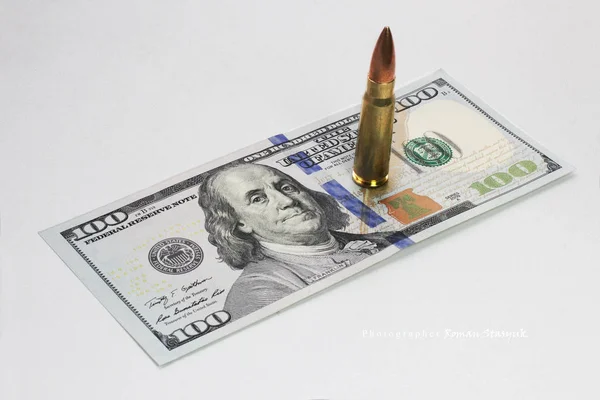 Bullet Sulla Banconota Del Dollaro — Foto Stock