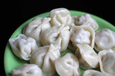 Köfte bir plaka üzerinde. Köfte