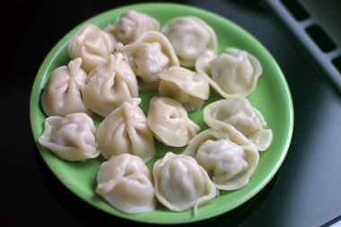 Köfte bir plaka üzerinde. Köfte