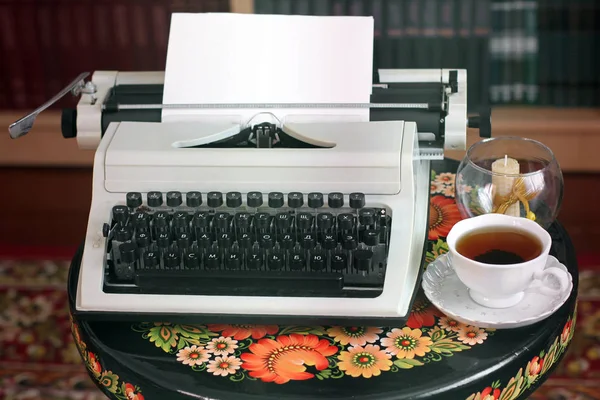 Schreibmaschine Auf Einem Antiken Tisch — Stockfoto