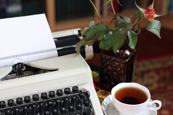 Schrijfmachine Een Antieke Tafel — Stockfoto