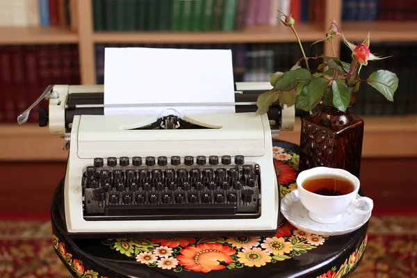 Schreibmaschine Auf Einem Antiken Tisch — Stockfoto