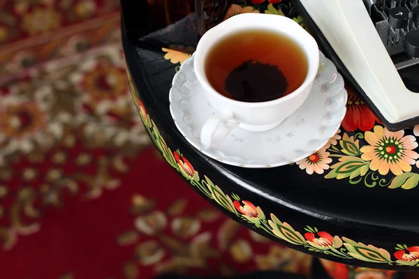 Tee Auf Dem Alten Antiken Tisch — Stockfoto