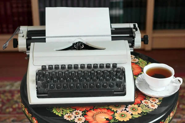 Írógép Egy Antik Asztal — Stock Fotó