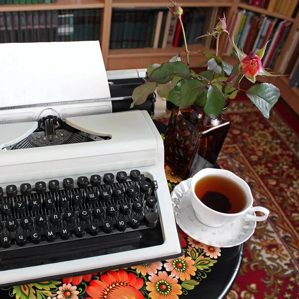 Schreibmaschine Auf Einem Antiken Tisch — Stockfoto