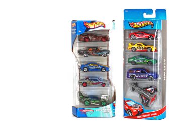 Odessa, Ukrayna - Kasım, 2017: Gerçek araba kopyası. Hot Wheels. Çocuklar oyuncak. Makineleri. Beyaz bir arka plan üstünde toys. Yakın çekim