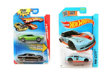 Odessa, Ukrayna - Kasım, 2017: Gerçek araba kopyası. Hot Wheels. Çocuklar oyuncak. Makineleri. Beyaz bir arka plan üstünde toys. Yakın çekim