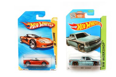 Odessa, Ukrayna - Kasım, 2017: Gerçek araba kopyası. Hot Wheels. Çocuklar oyuncak. Makineleri. Beyaz bir arka plan üstünde toys. Yakın çekim