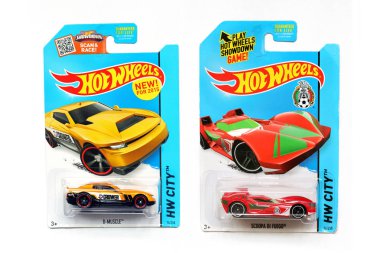 Odessa, Ukrayna - Kasım, 2017: Gerçek araba kopyası. Hot Wheels. Çocuklar oyuncak. Makineleri. Beyaz bir arka plan üstünde toys. Yakın çekim