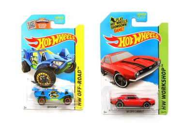 Odessa, Ukrayna - Kasım, 2017: Gerçek araba kopyası. Hot Wheels. Çocuklar oyuncak. Makineleri. Beyaz bir arka plan üstünde toys. Yakın çekim