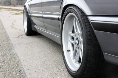 Chernigov, Ukrayna - 8 Kasım 2017. BMW M5 (E34) yolda