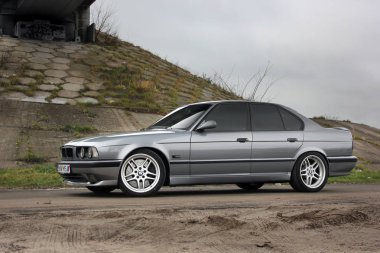 Chernigov, Ukrayna - 8 Kasım 2017. BMW M5 (E34) yolda