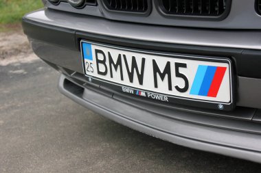 Chernigov, Ukrayna - 8 Kasım 2017. BMW M5 (E34) yolda