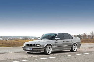 Chernigov, Ukrayna - 8 Kasım 2017. BMW M5 (E34) yolda