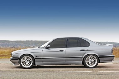 Chernigov, Ukrayna - 8 Kasım 2017. BMW M5 (E34) yolda