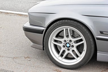 Chernigov, Ukrayna - 8 Kasım 2017. BMW M5 (E34) yolda