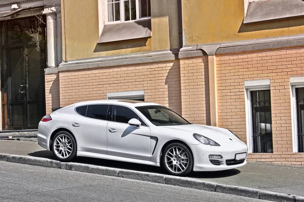 Kyjev Ukrajina Listopadu 2017 Bílé Porsche Panamera Parkuje Chodníku Pozadí — Stock fotografie