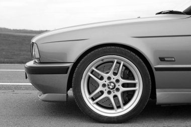 Chernigov, Ukrayna - 8 Kasım 2017. Bmw M5 ön kısmını (E34) 