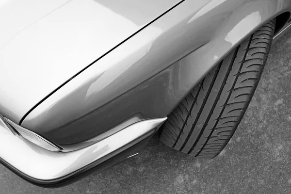 Частина Сірого Автомобіля Фоні Асфальту — стокове фото