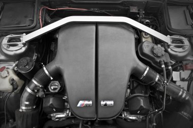 Chernigov, Ukrayna - 8 Kasım 2017. BMW M5 (E34) açık bir kukuleta ile