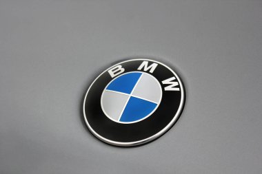 Chernigov, Ukrayna - 8 Kasım 2017. Arabanın kaputu üzerine Bmw Bmw. Logo Arması