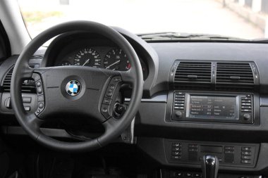 Chernigov, Ukrayna - Kasım, 2017. BMW X5. Panoda gösterilen bir modern otomobil iç görünüm