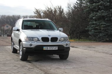 Chernigov, Ukrayna - 16 Kasım 2017: Bmw X5 (E53) şehir merkezinde
