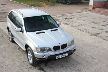 Chernigov, Ukrayna - 16 Kasım 2017: Bmw X5 (E53) şehir merkezinde