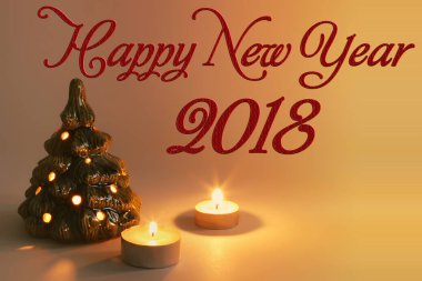 Yeni yıl kompozisyon. Noel ağacı ve mumlar. Yazıt 