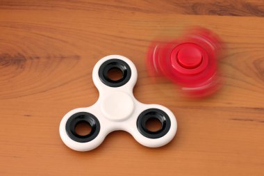 Beyaz spiner. Kırmızı spiner. Spiner ahşap arka plan üzerinde