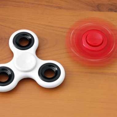 Spiners ahşap arka plan üzerinde