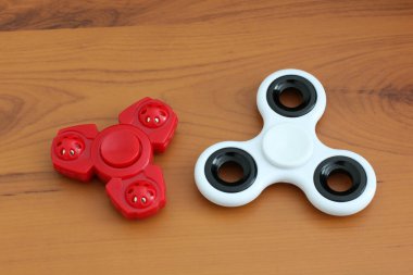 Spiners ahşap arka plan üzerinde