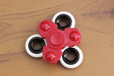 Ahşap arka plan üzerinde iki spinners