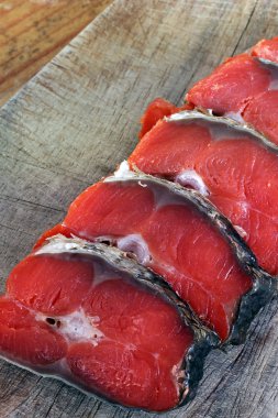 Kırmızı balık. Bir kesme tahtası üzerinde kırmızı balık dilimlenmiş.